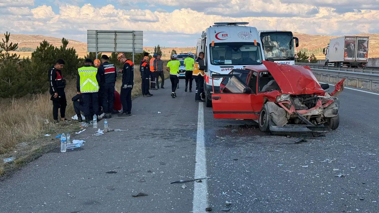 Sivas'ta Otomobil, TIR'a Arkadan Çarptı: 6 Yaralı, 2'si Çocuk