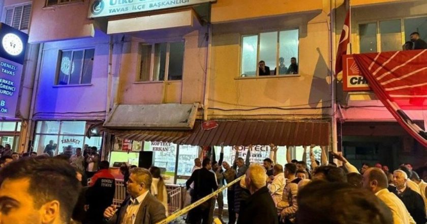 Denizli'de CHP ilçe merkezinin balkonu çöktü: 10 yaralı – Son Dakika Türkiye, Cumhuriyet'in Ege Haberleri