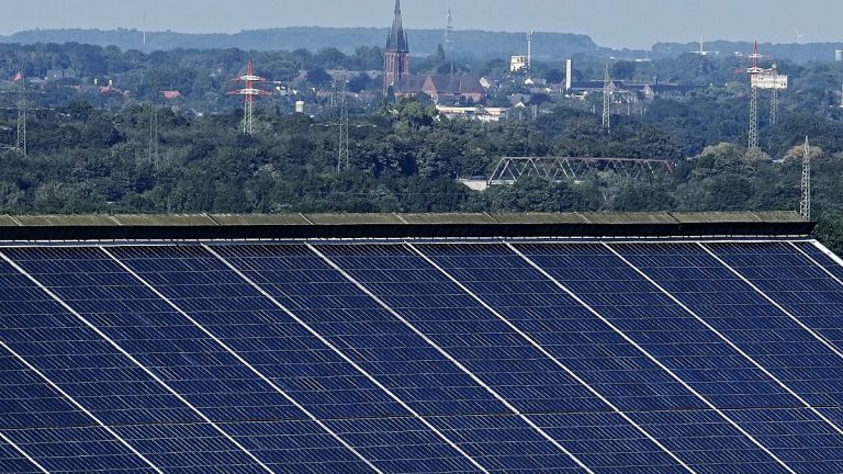 Almanlar güneş panelleriyle donatılmış balkonlarında iklim değişikliğiyle mücadele ediyor