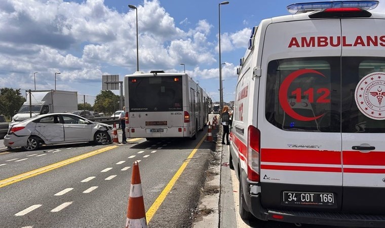 Küçükçekmece'de toplu taşıma güzergahına giren otomobil metrobüse çarptı