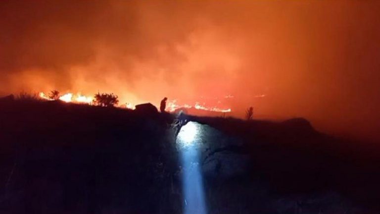 Melendiz Dağı eteğindeki çayırda yangın