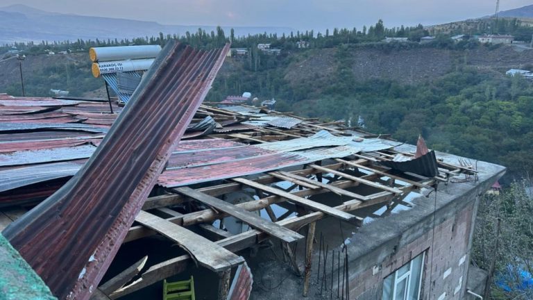 Kars'ta şiddetli rüzgar çatıları uçurdu