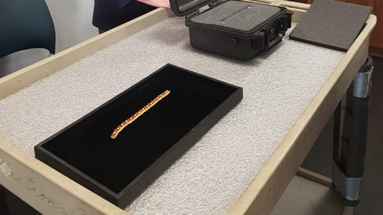 ABD'deki bir müzede sergilenen 2.500 yıllık altın kolye Türk yetkililere iade edildi