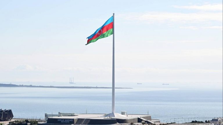 Bakü’de dalgalanan Azerbaycan bayrağı Guinness Rekorlar Kitabı’na girdi