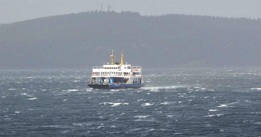 Fırtına, Kuzey Ege’de feribot seferlerini aksatıyor