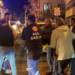 Sakarya’da hafif ticari araçla çarpışan motosikletli kurye ağır yaralandı.