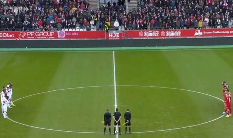 “Noel” saldırısındaki kayıplar anılırken… “Almanya Almanlarındır” sloganına tribünlerden sert tepki: “Naziler dışarı!”