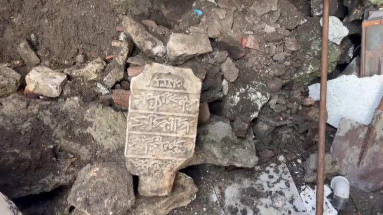 Tarihi plak, İstanbul’daki çökmüş binanın altına çıktı