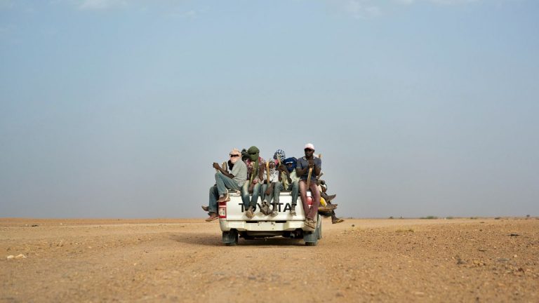 Çölde mahsur kalan yedi Sudanlı göçmen ölü bulundu