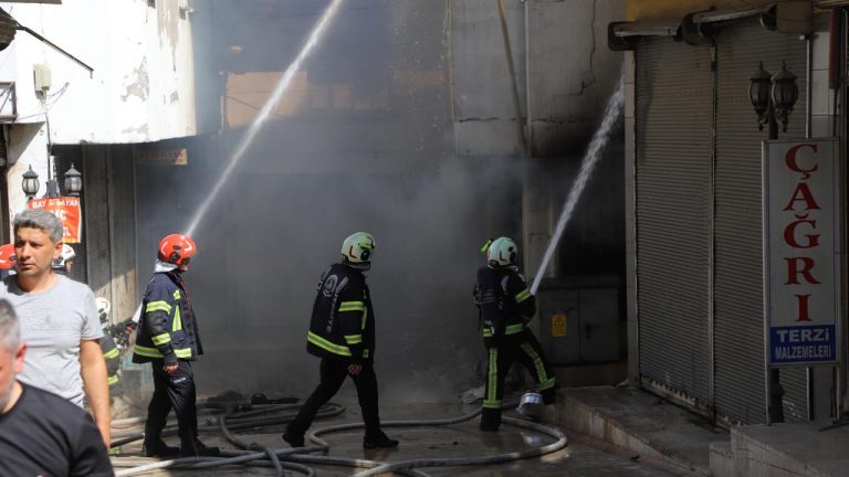 Denizli’de 3 katlı iş yerinde yangın