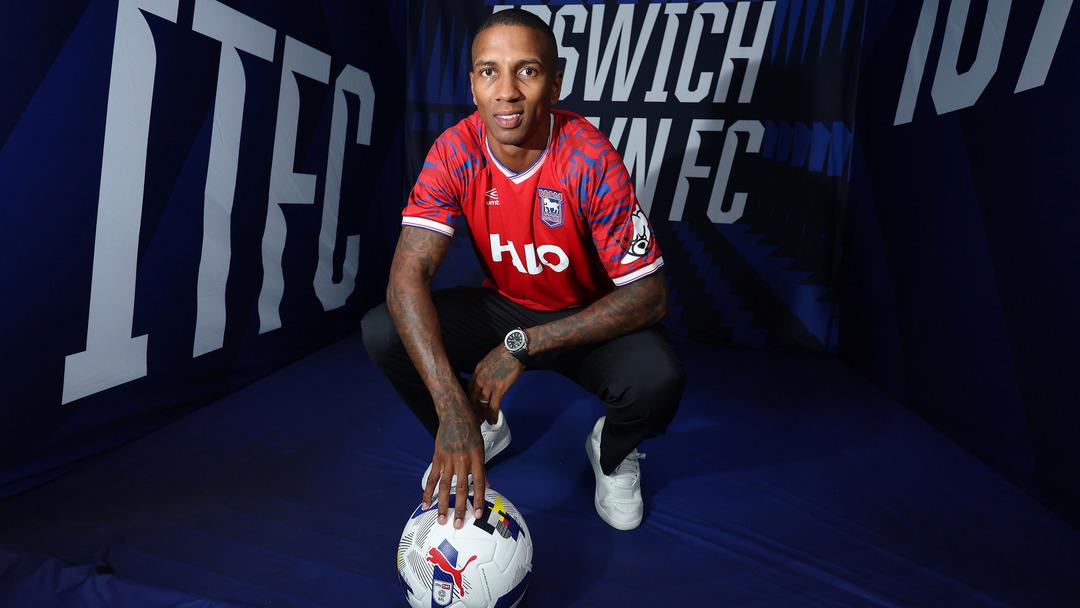 İngiltere'nin ana isimlerinden biri olan Sky Sports'ta Ashley Young bir olaydı! Sky Sports arka planda görülenler için özür diledi ... 2
