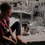 Yıkıntıda aile üyelerini arayan çocuklar: Gazze’de kriz sürüyor