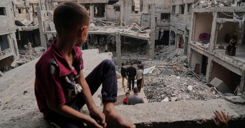 Yıkıntıda aile üyelerini arayan çocuklar: Gazze’de kriz sürüyor