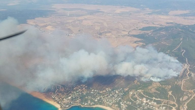 İspanya’nın Tarifa tatil beldesinde çıkan yangın nedeniyle 2.000’den fazla kişi tahliye edildi