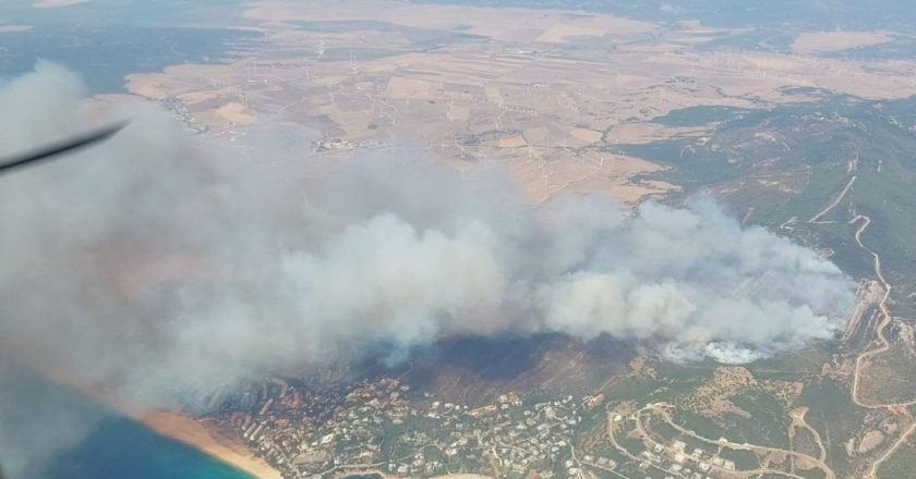İspanya’nın Tarifa tatil beldesinde çıkan yangın nedeniyle 2.000’den fazla kişi tahliye edildi
