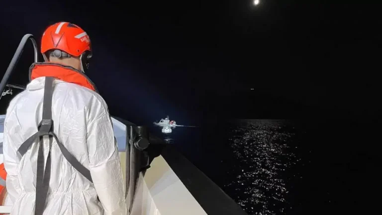 Milas'ta tekne battı: 6 kişi kurtarıldı, 2 çocuk kayıp!