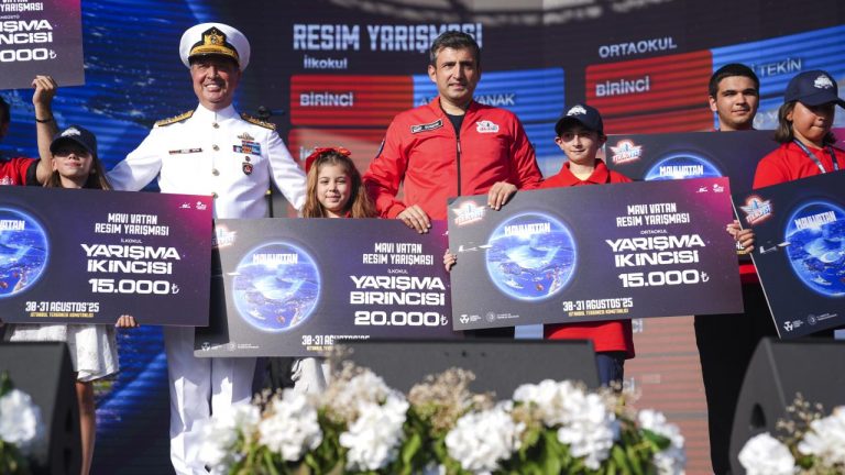 “TEKNOFEST Mavi Vatan”da düzenlenen yarışmalarda başarılı olan takımlara ödülleri verildi