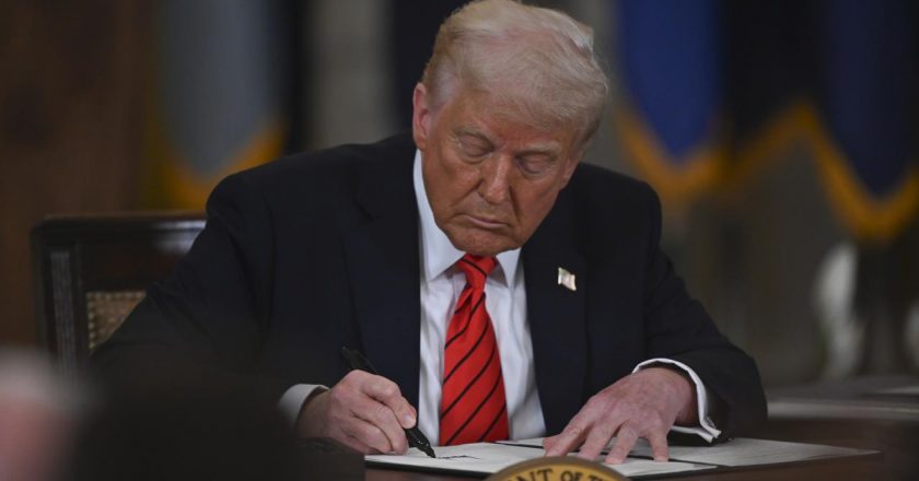 Trump, “H-1B” çalışma vizelerine 100 bin dolarlık başvuru ücreti getirecek