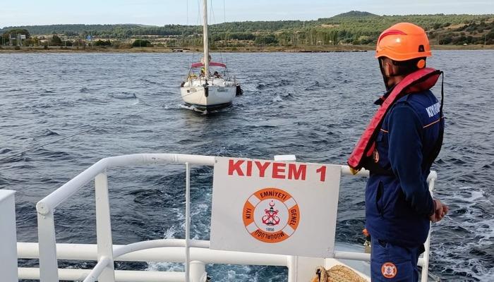 Çanakkale Boğazı’nda sürüklenen tekne kurtarıldı