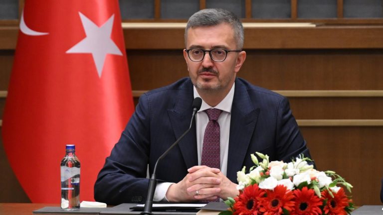 İletişim Başkanı Duran, milli sporcu Şahika Ercümen’i tebrik etti