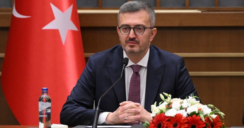 İletişim Başkanı Duran, milli sporcu Şahika Ercümen’i tebrik etti