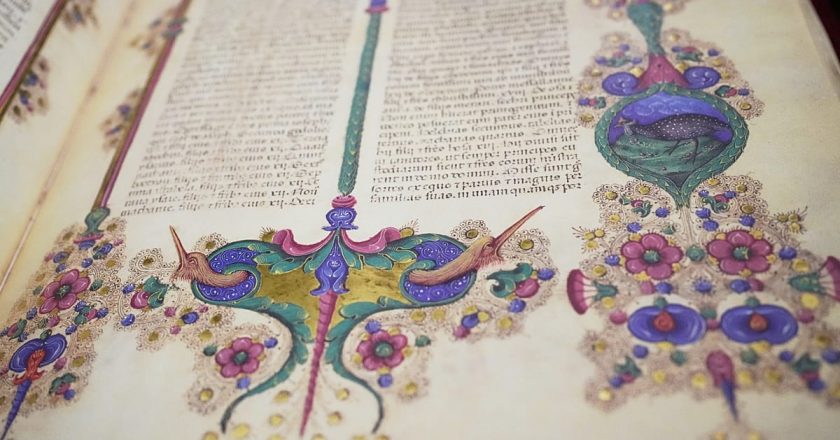 Video. Nadir 15. yüzyıldan kalma tezhipli İncil Vatikan’ın kutsal yılı için halka açık sergileniyor