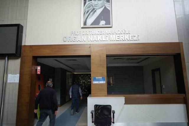 Babası ve kız kardeşinden aldığı böbreklerle 48 yıldır yaşıyor.