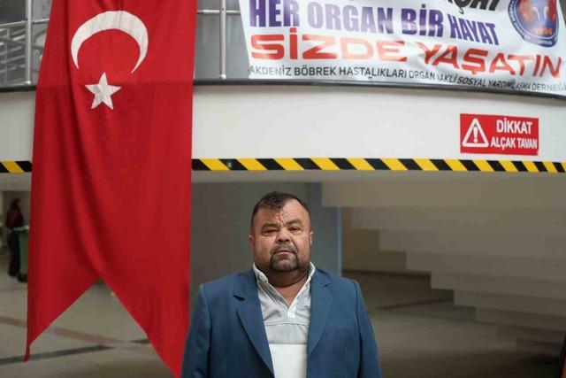 Babası ve kız kardeşinden aldığı böbreklerle 48 yıldır yaşıyor.