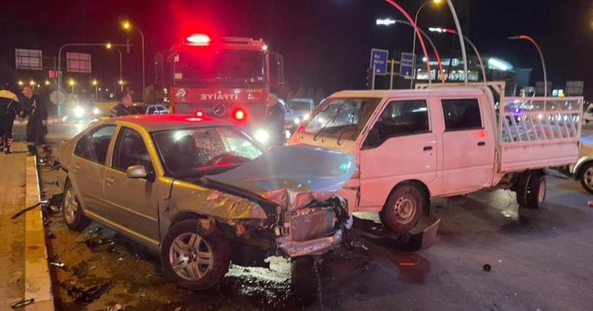 Karaman’da üç araç kavşakta çarpıştı: 1 yaralıGüncel Haberler