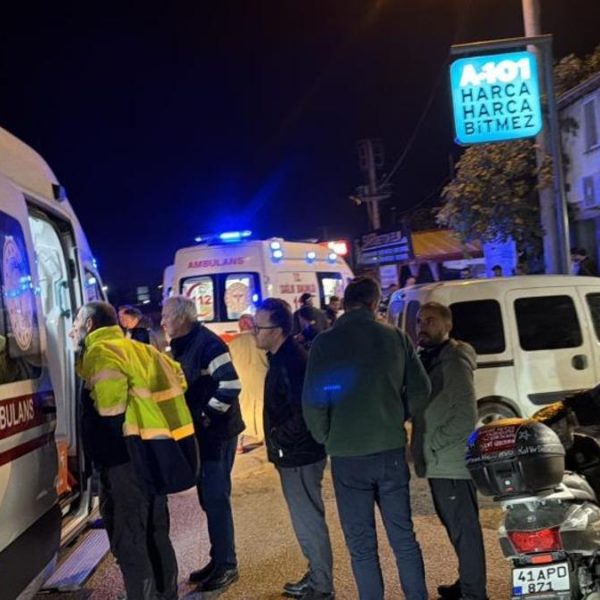 Motosiklet, yolun karşısına geçmeye çalışan adama çarptı: 3 yaralı