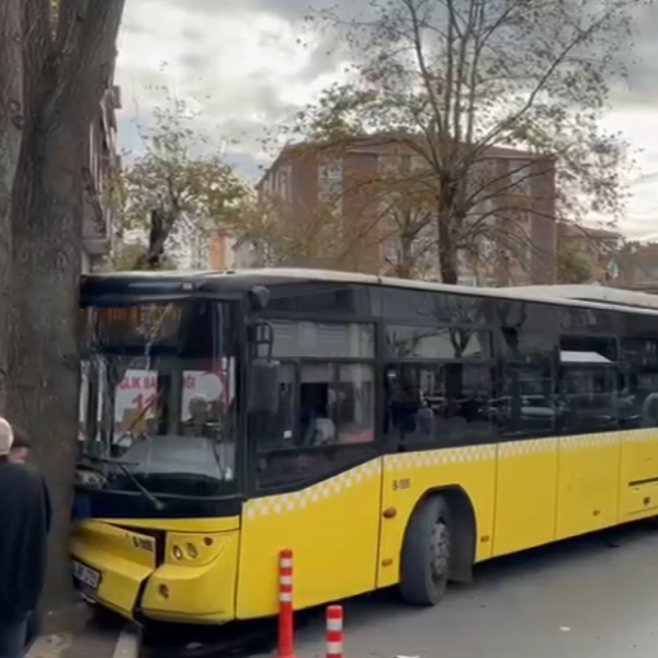 Bağcılar’da İETT Otobüsü Ağaçla Çarpıştı