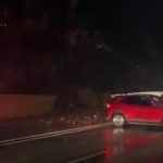 Hakkari’de heyelan: Büyük kayalar yolu tıkadı!