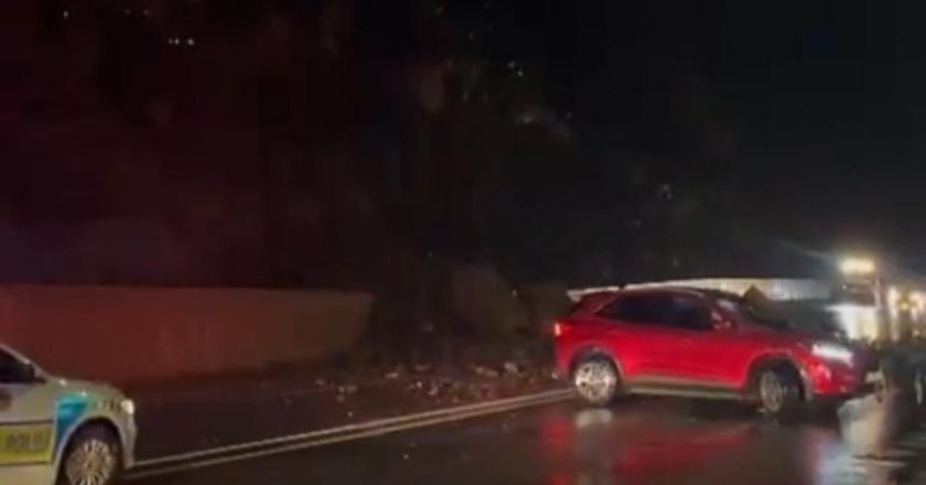 Hakkari’de heyelan: Büyük kayalar yolu tıkadı!