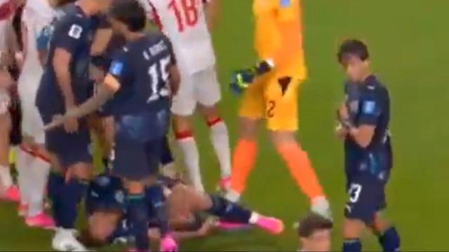 Türkiye maçında eşi benzeri görülmemiş skandal! Hakemin saatini koluna taktı…